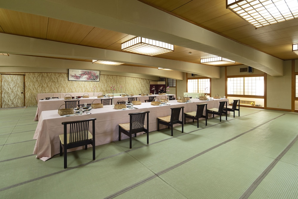 AKAKURA HOTEL 32/49
