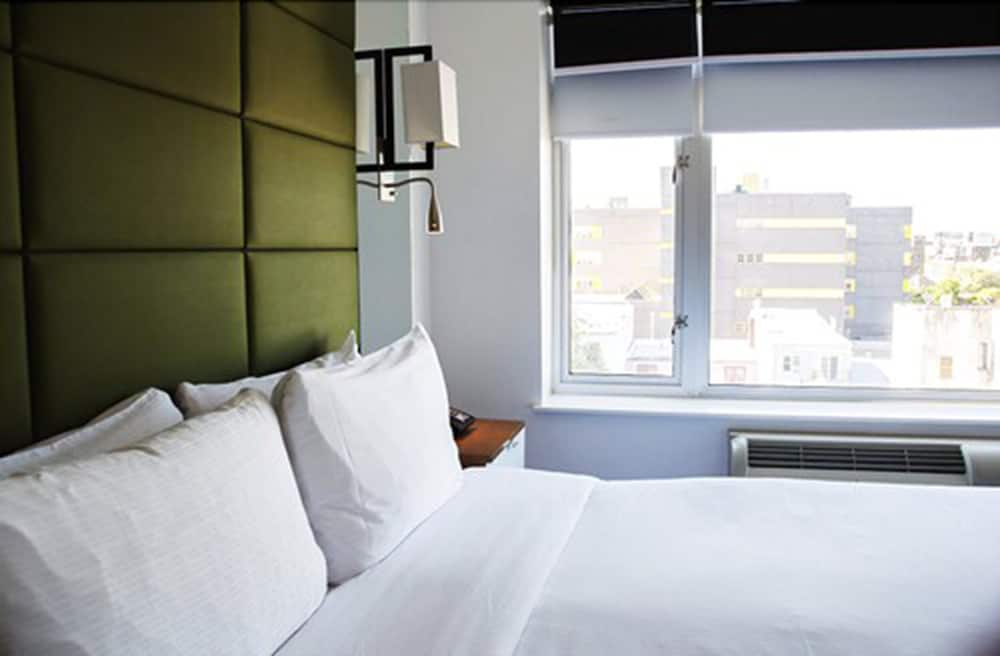 DELUXE, KING BED