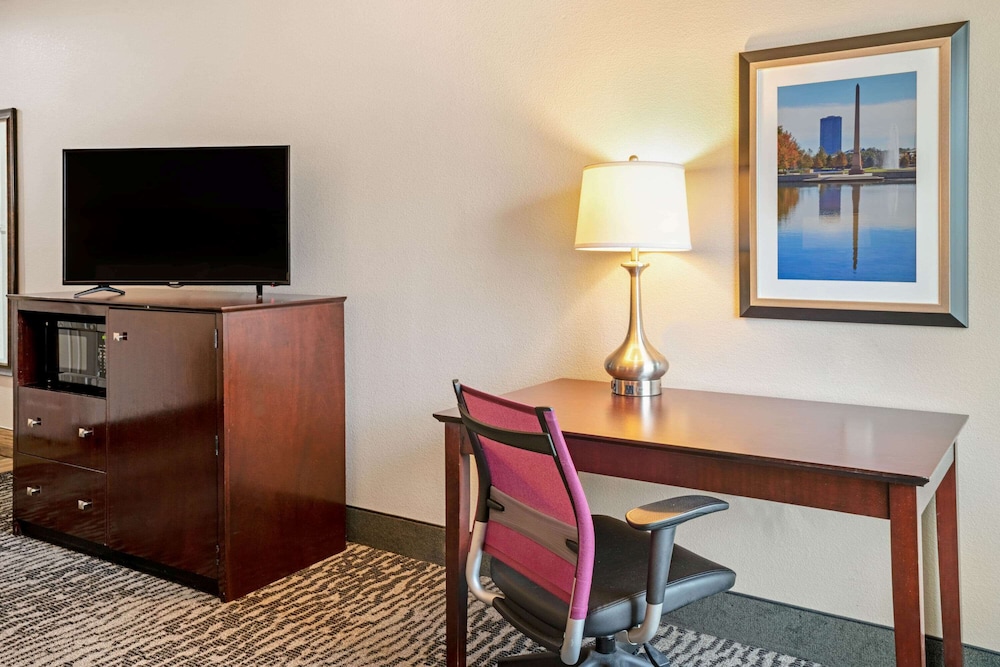 La Quinta Inn & Suites by Wyndham Houston - Magnolia 43/48