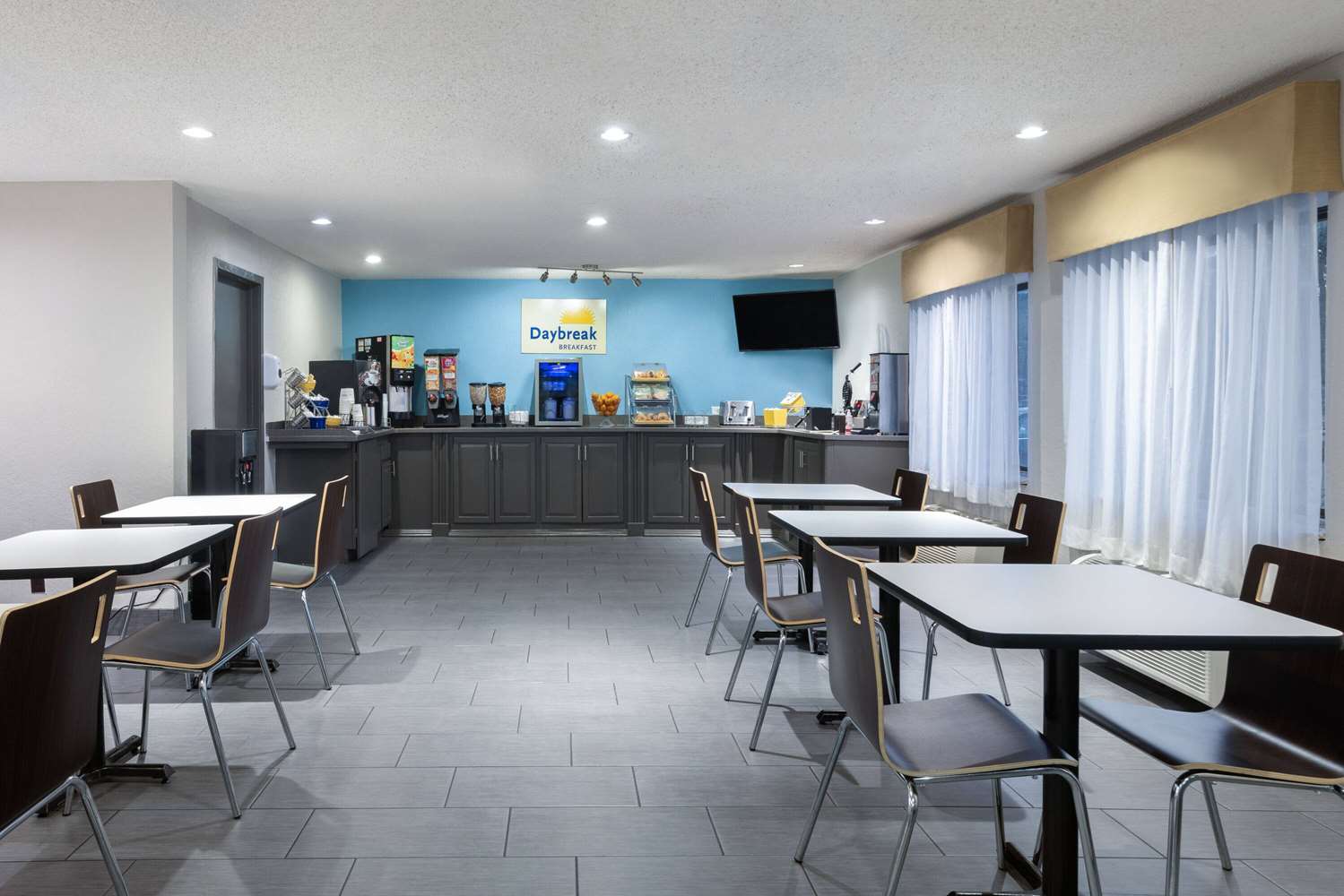 Days Inn & Suites By Wyndham Kansas City South 29/43