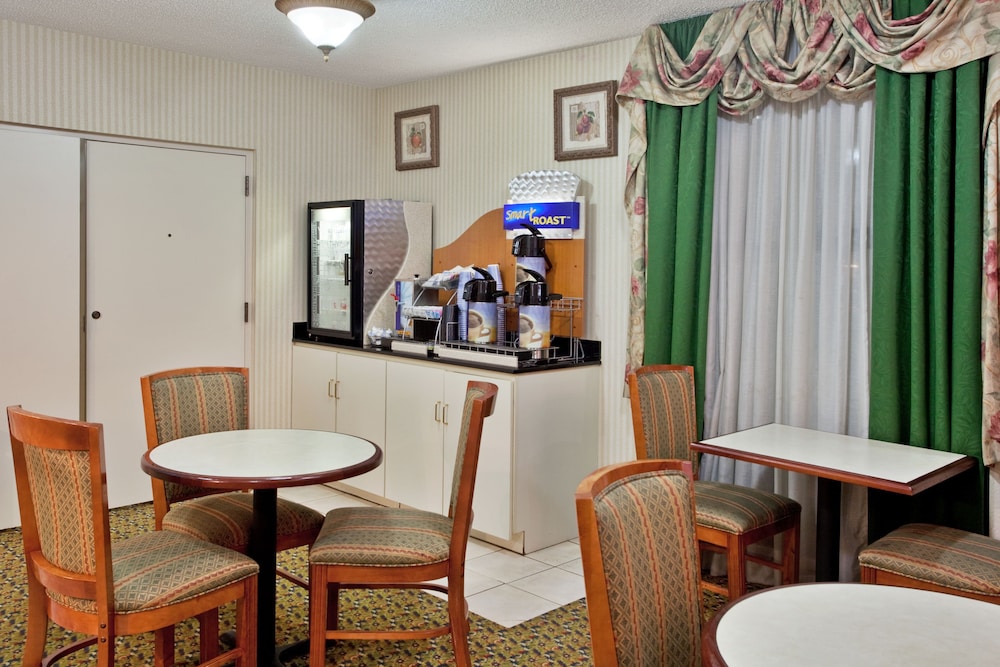Holiday Inn Express Anderson-I-85 Exit 27-Hwy 81 32/34
