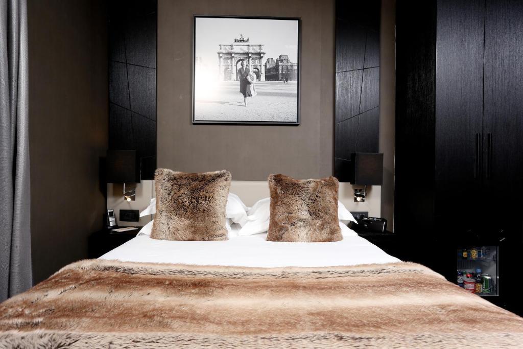 Connecting, Double and Twin Beds, Elysees Paris 2/2