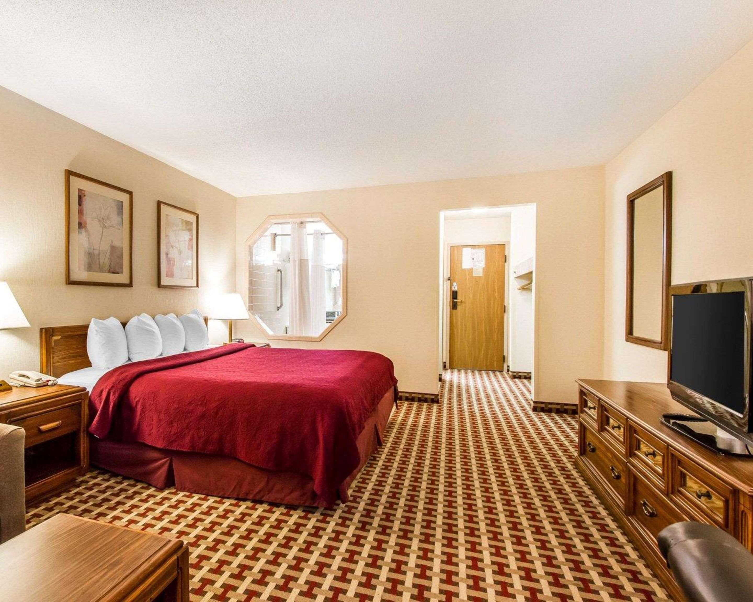 Efficiency, Suite, Queen Bed