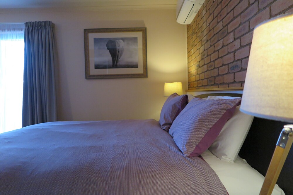 SUMMERHILL MOTOR INN 26/70