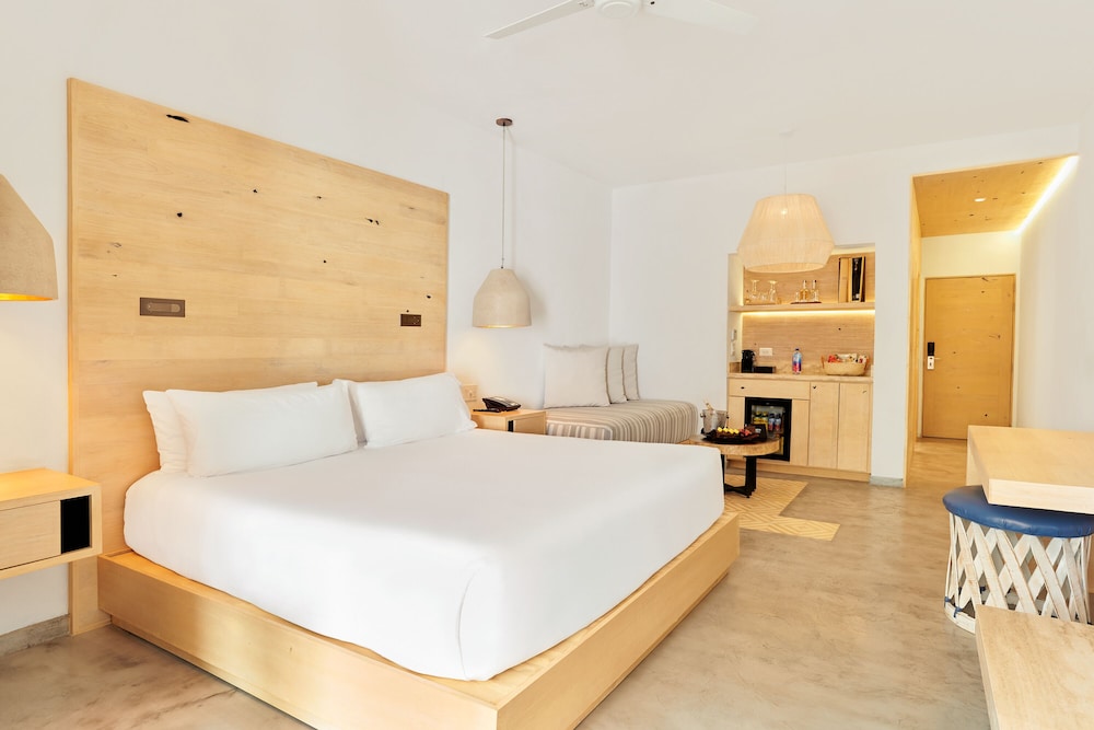 Bahia Hotel and Beach House 24/76