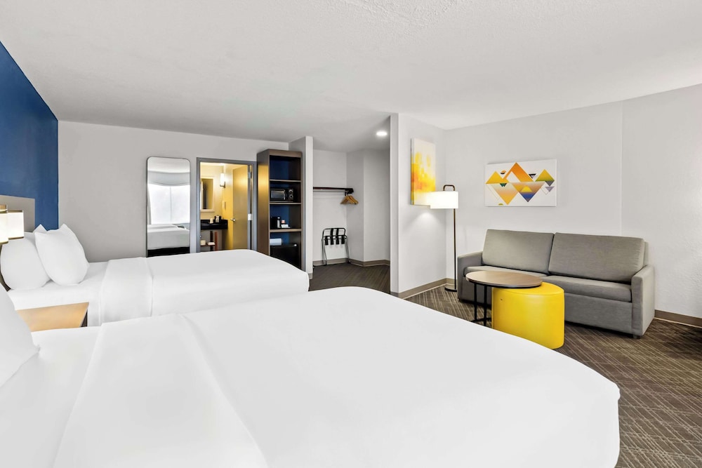 Suite, 2 Queen Beds, Accessible