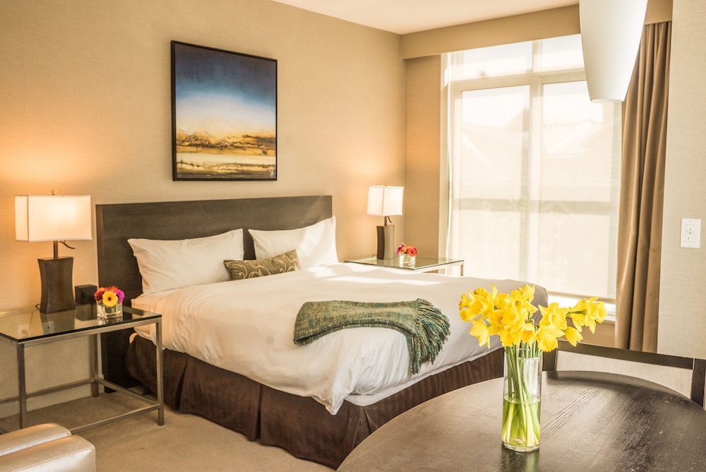 Suite, King Bed, Town View