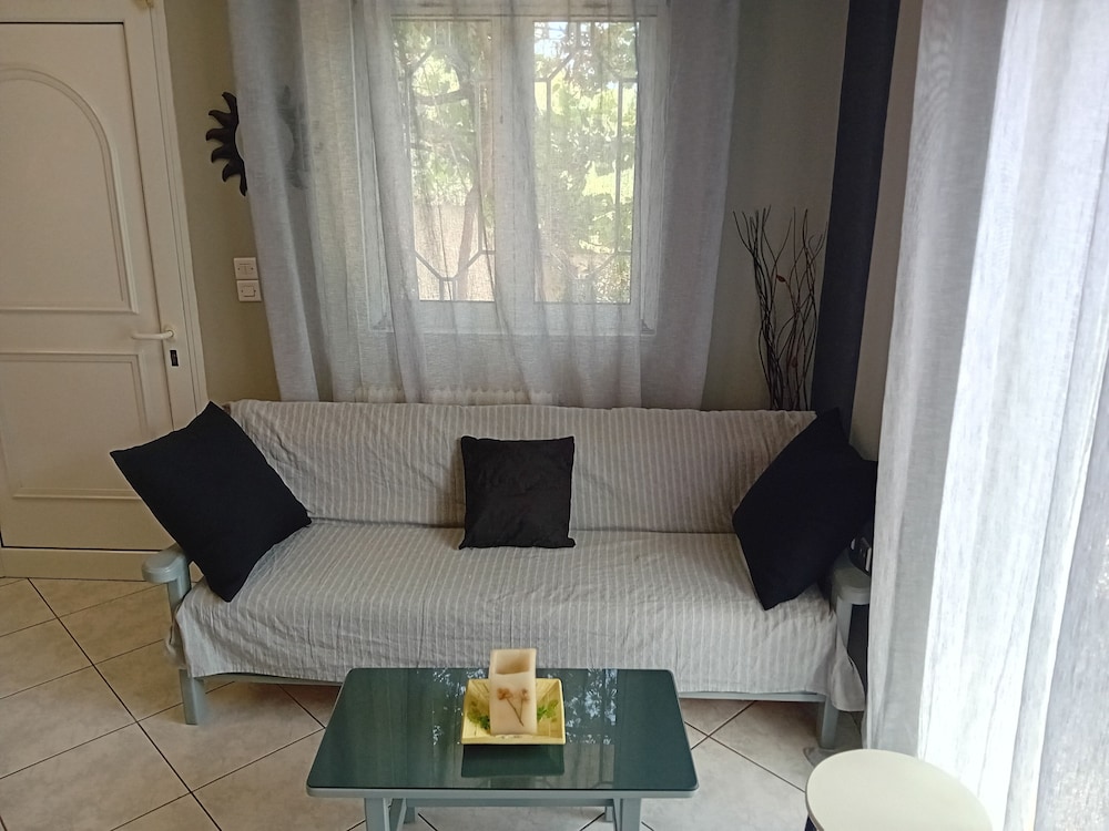 White Villa 32/50