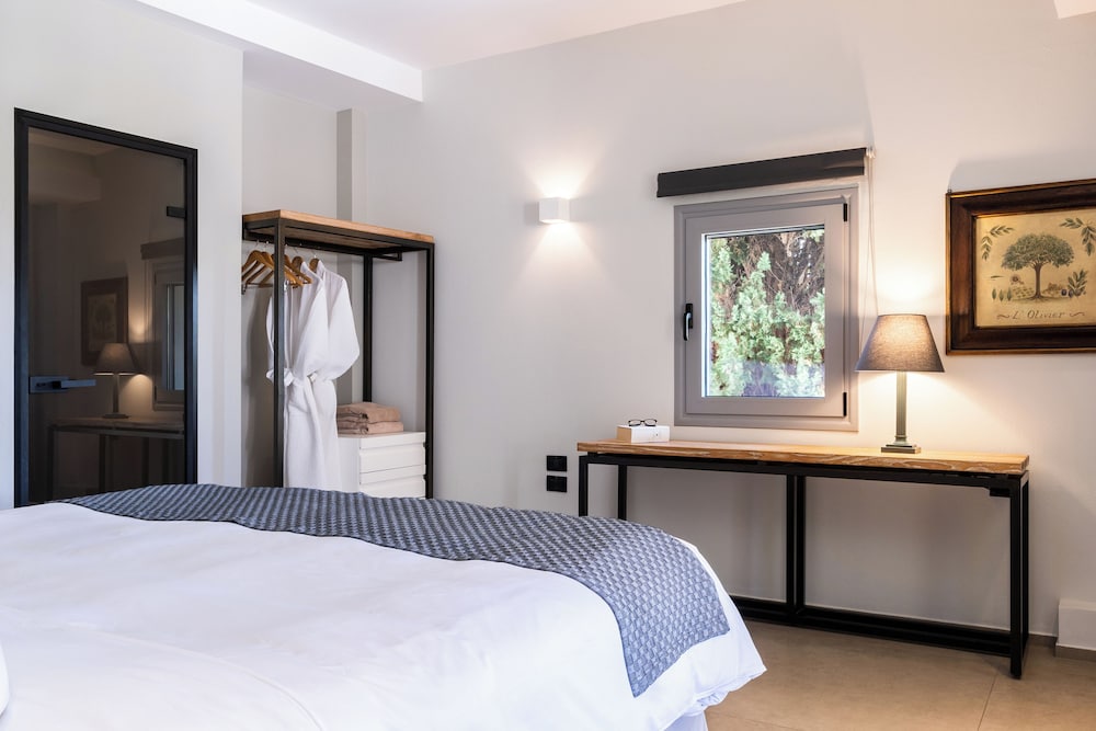 2 Bedrooms, Family Suite, 2 Double Beds, Sea View