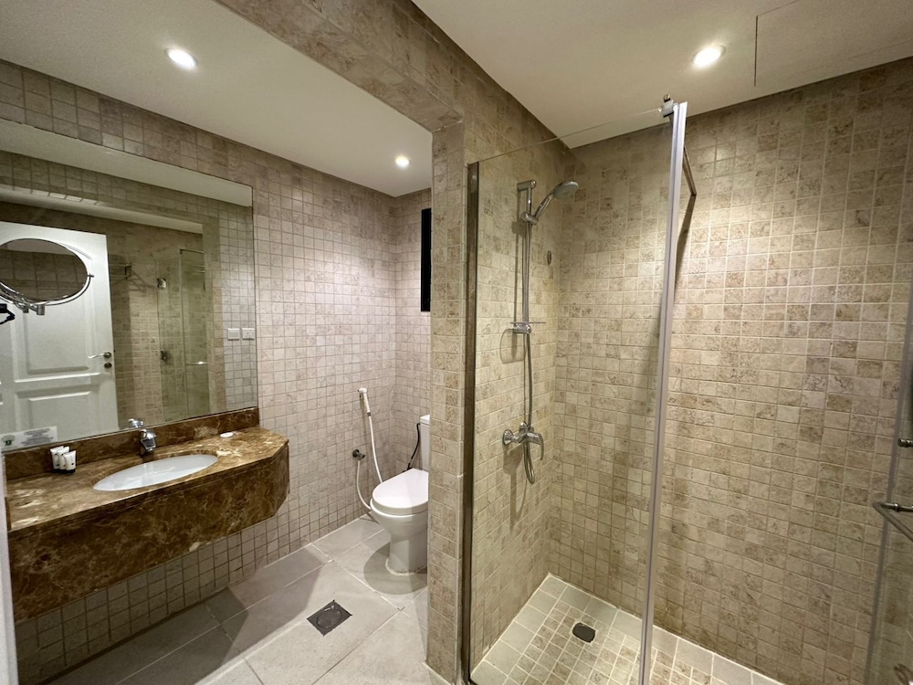 كورنيش لورين سويتس(Loren Suites Corniche) 45/50