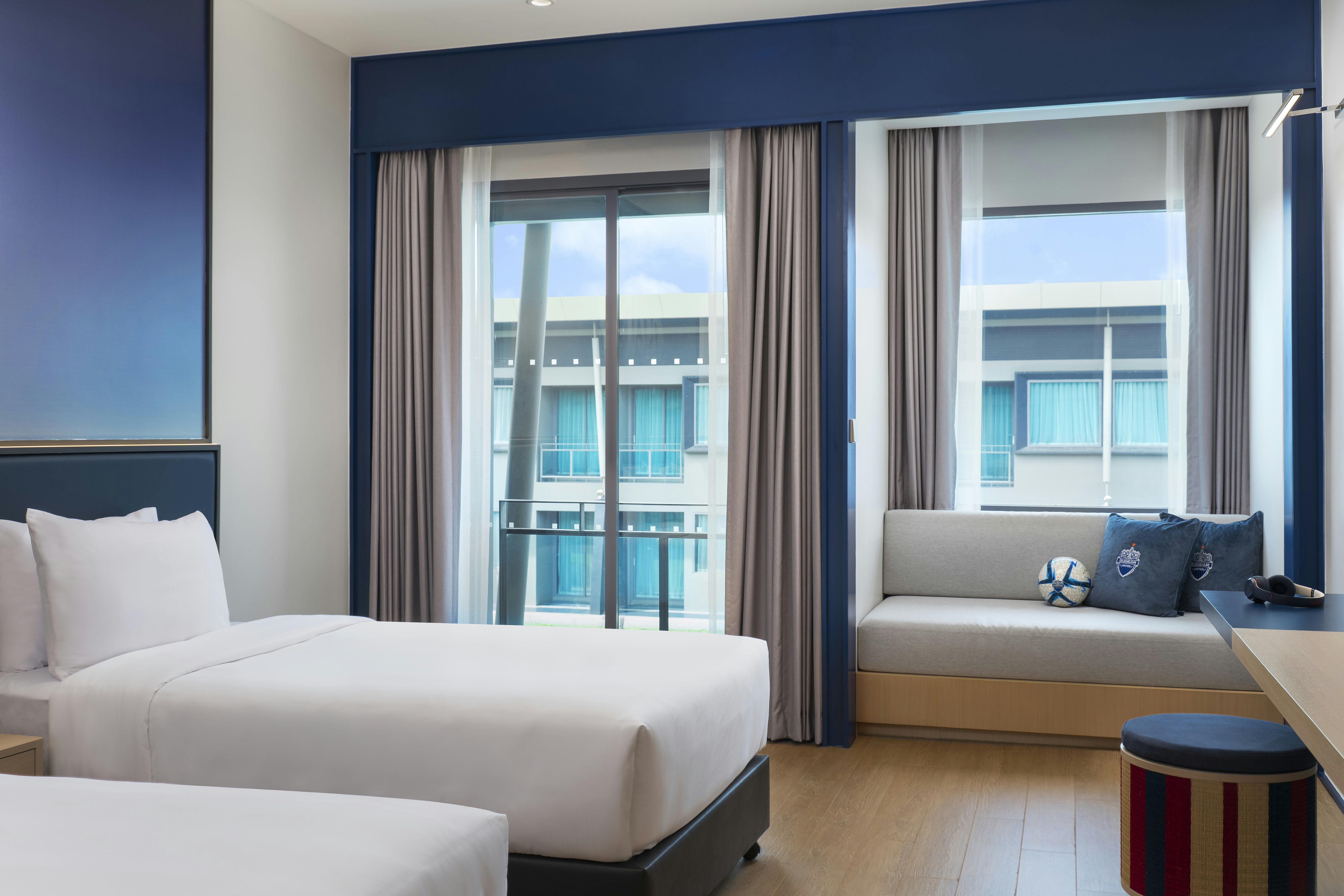 Deluxe, Twin Beds, Pool View