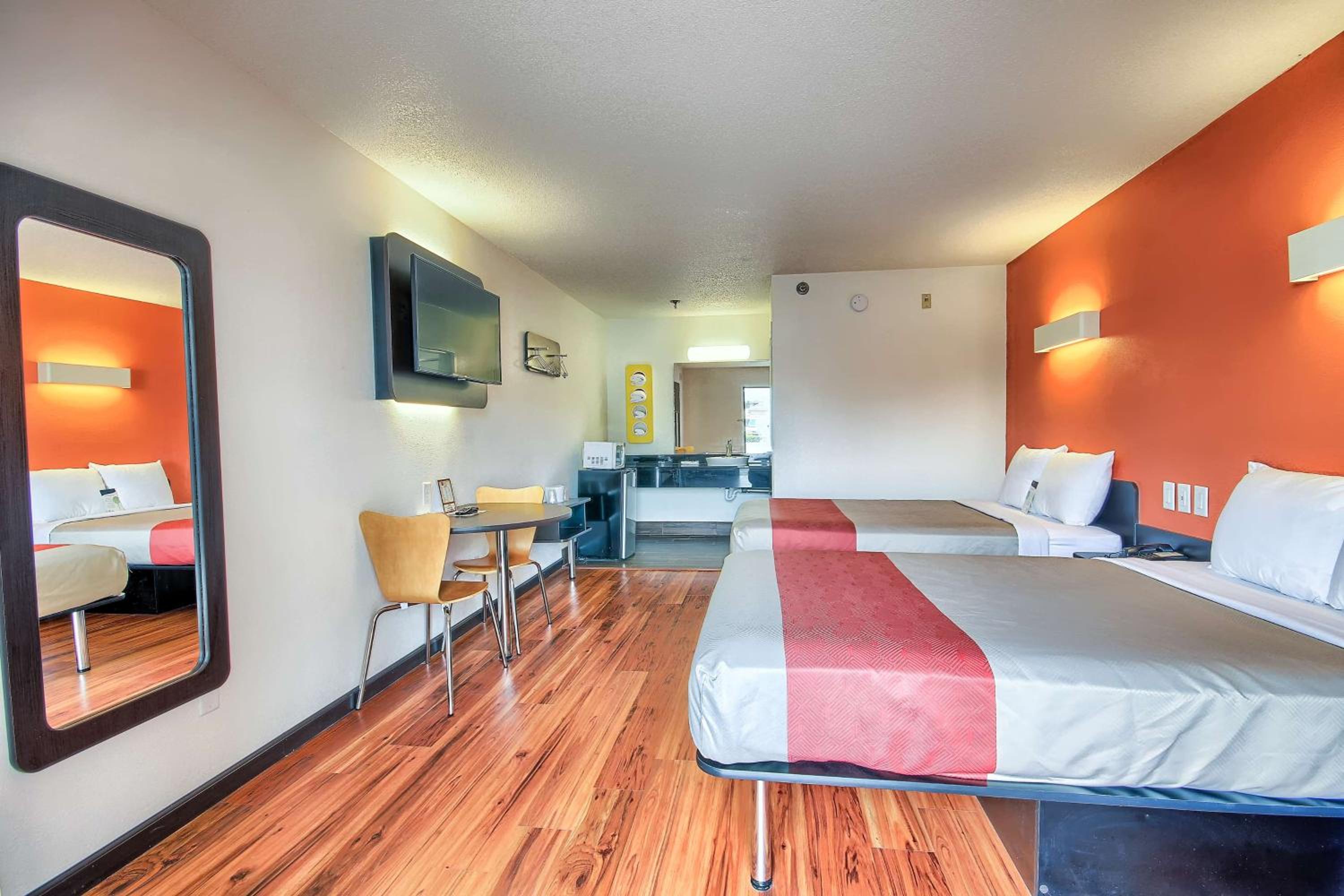 ROOM, QUADRUPLE