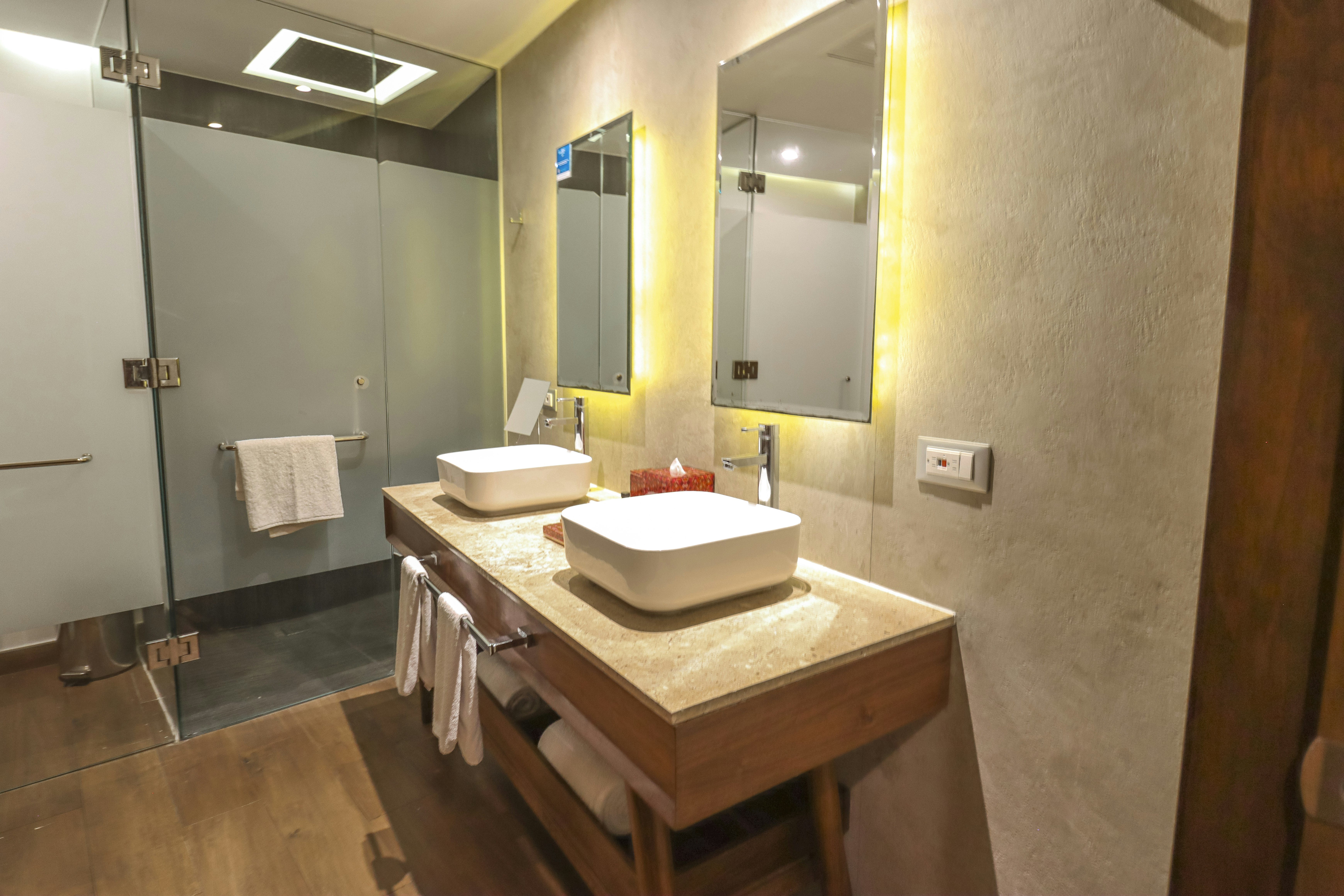 Courtyard, Deluxe, King Bed، The Fives Downtown Hotel And Residences Curio Collection 3/4