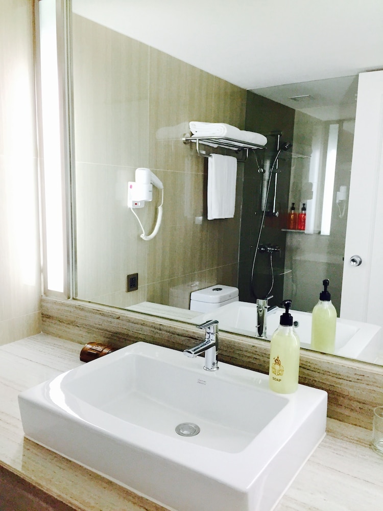 غرفة ديلوكس بسرير كوين، Indra Regent Hotel 7/8