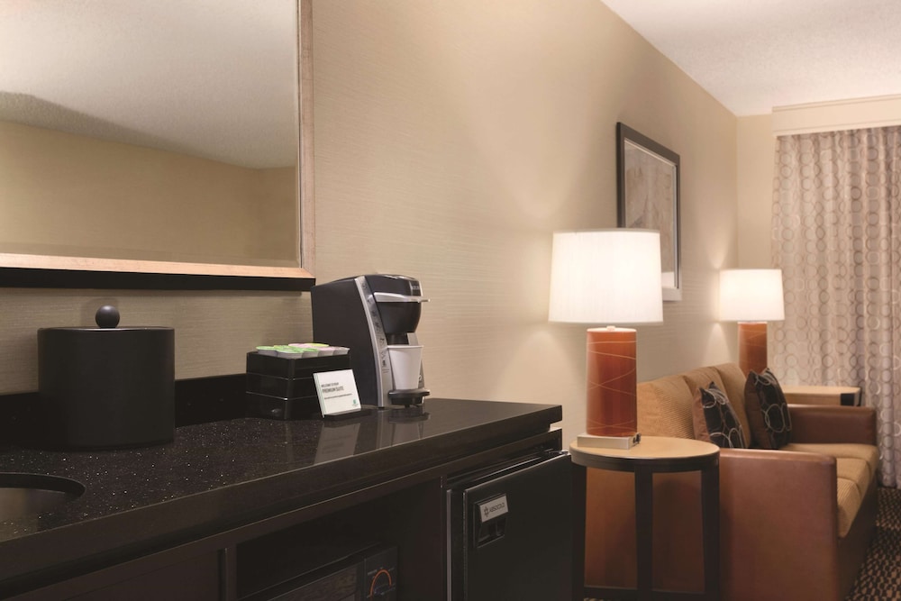 Embassy Suites by Hilton Piscataway Somerset 47/59