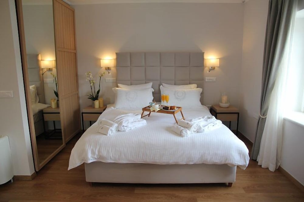 Porto Vecchio Spetses Luxury Suites 4/43