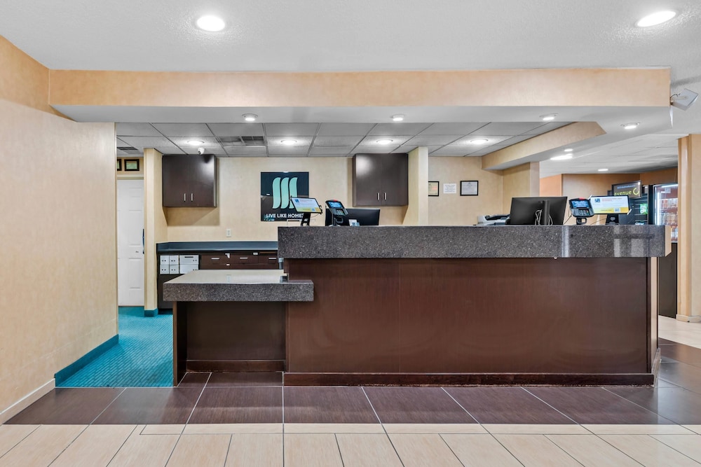 MainStay Suites Appleton Airport - Fox River Mall Area 5/46
