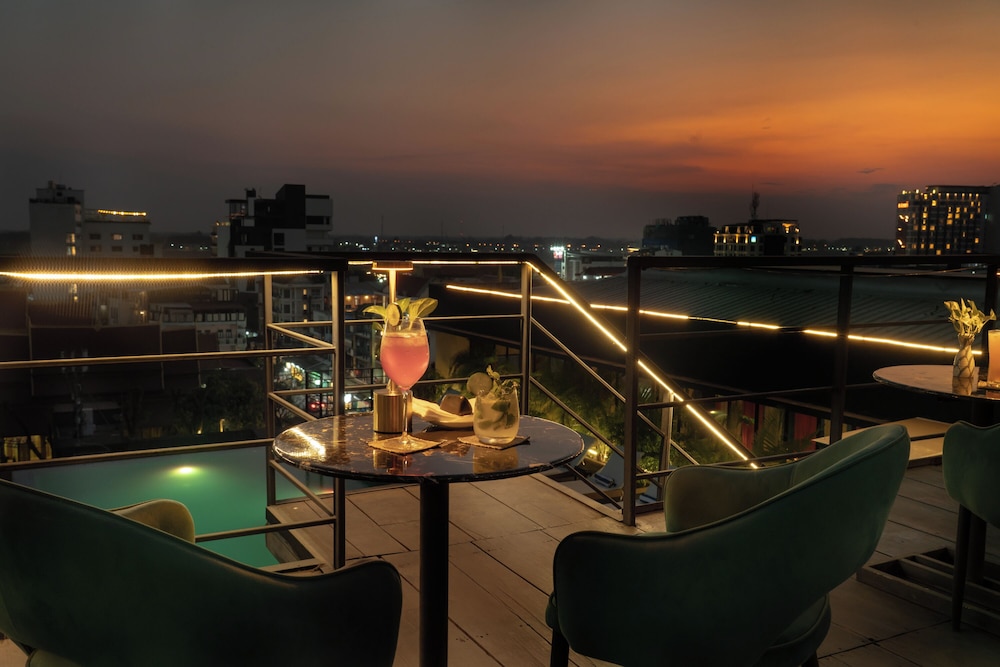 Lao Poet Hotel 69/71