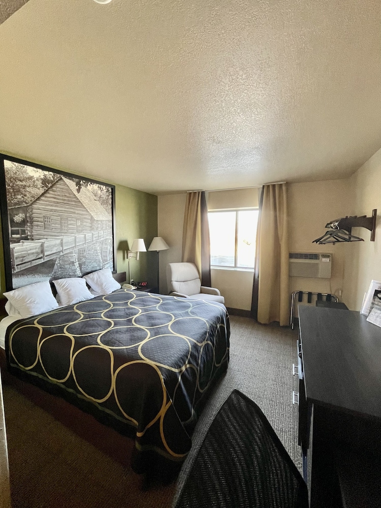 Super 8 by Wyndham Macon 3/16