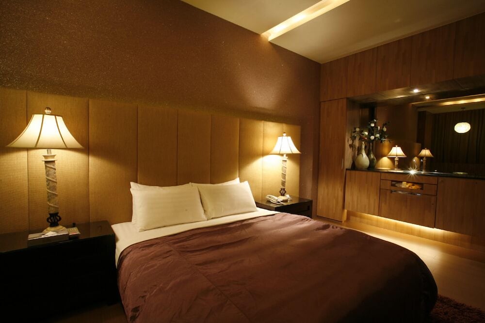 Chateau Motel 10/50