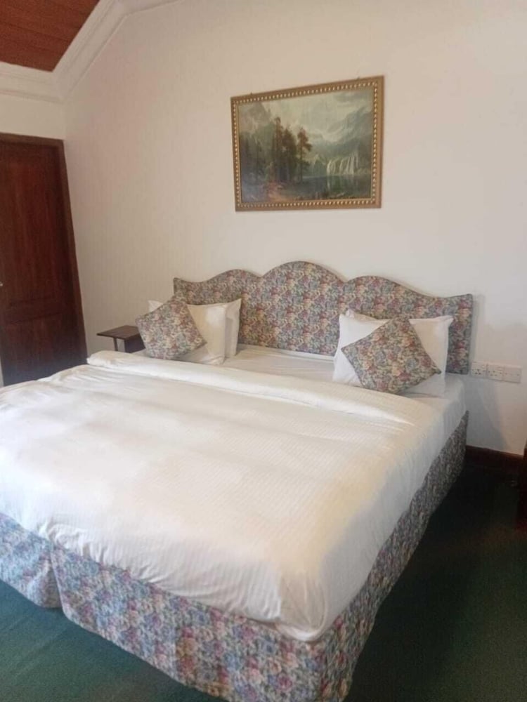 Tea Bush Hotel 21/71