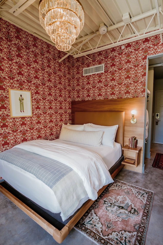 COMFORT, QUEEN BED, SMALL