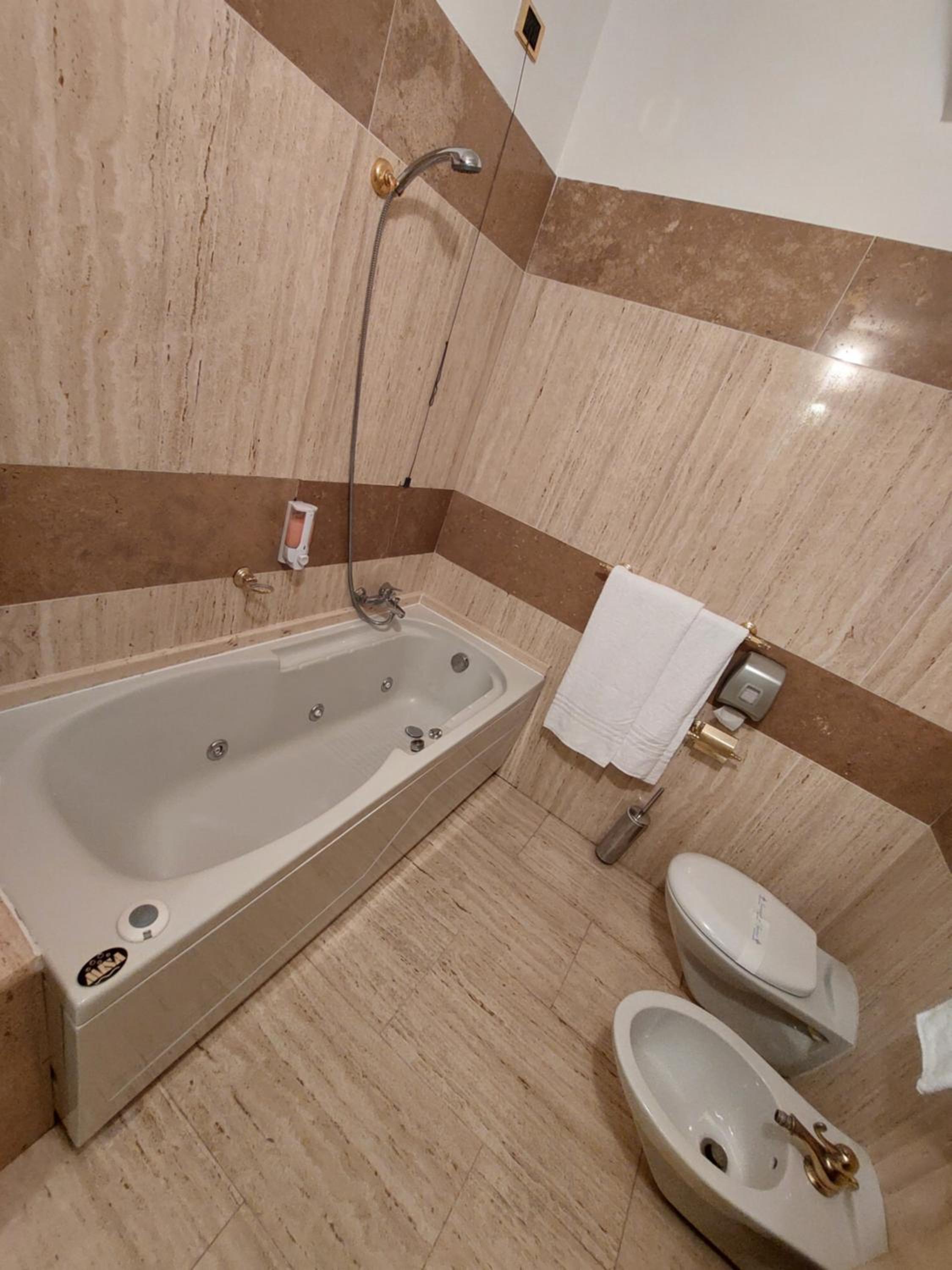 جناح جونيور