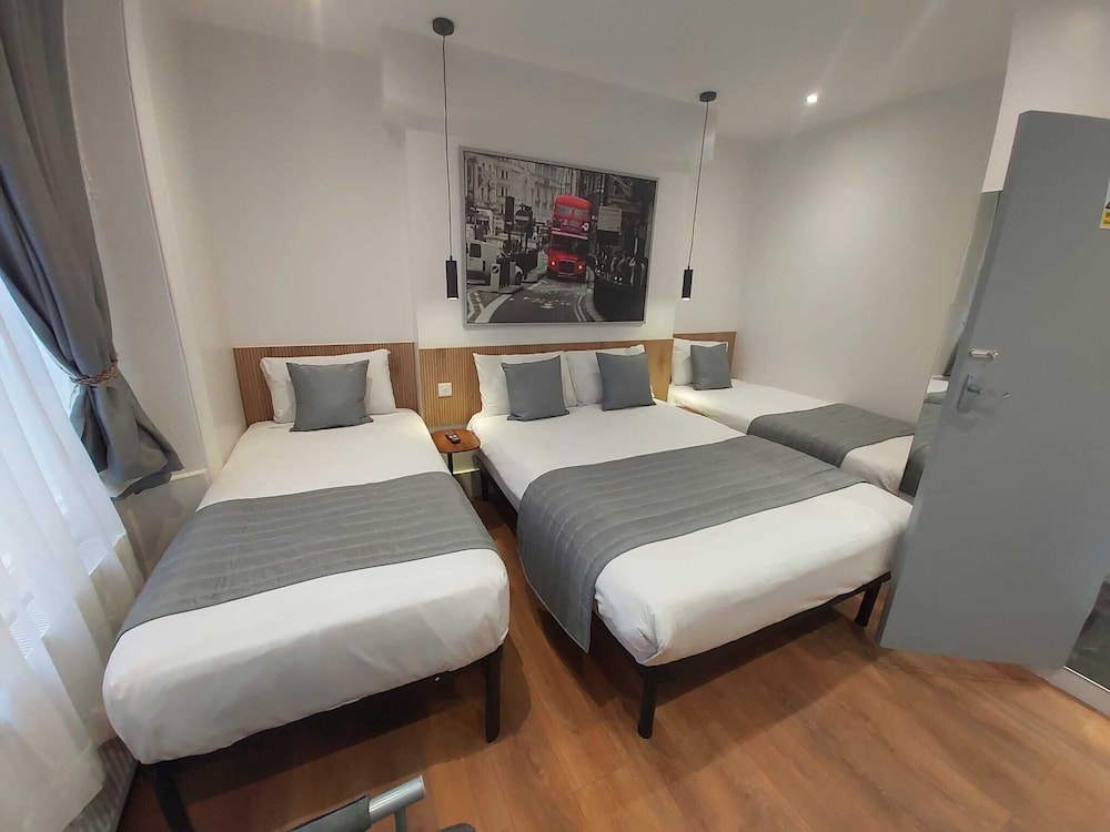 Falcon Hotel 8/50