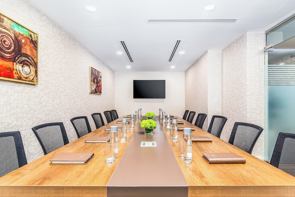 Central Inn Hotel & Suites Al Sadd 38/45