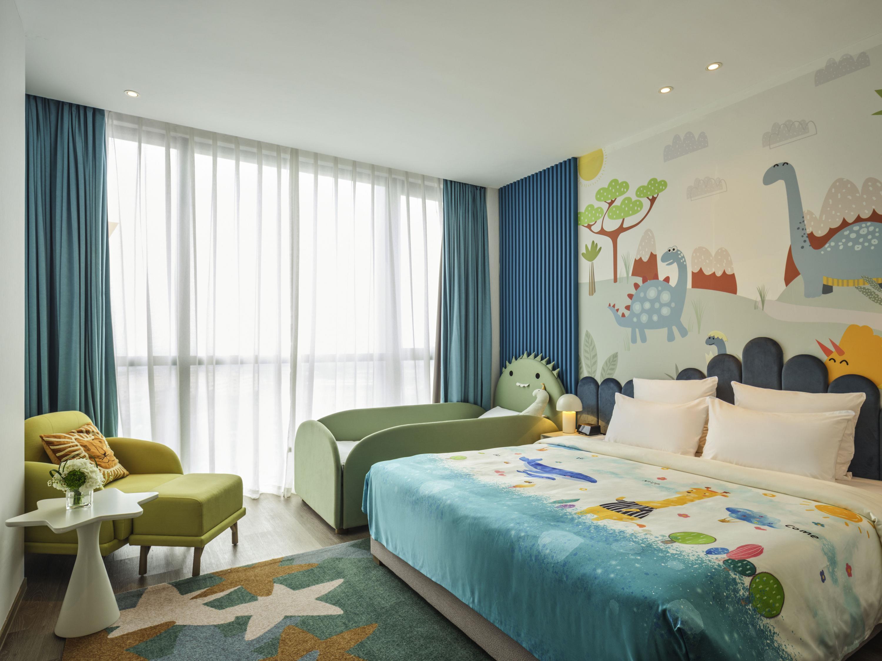 DELUXE, FAMILY, KING BED