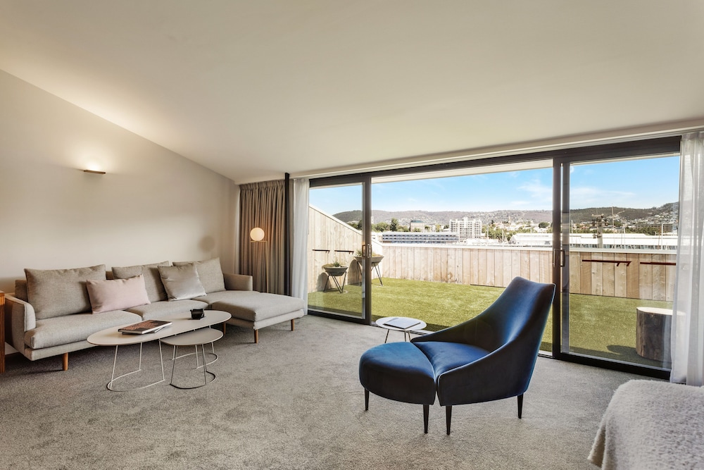 MACQ 01 HOTEL 44/69