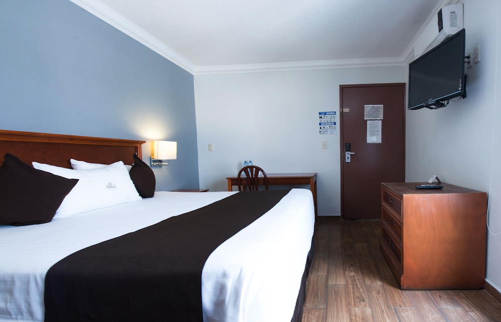 DEL MARQUES HOTEL AND SUITES 19/53