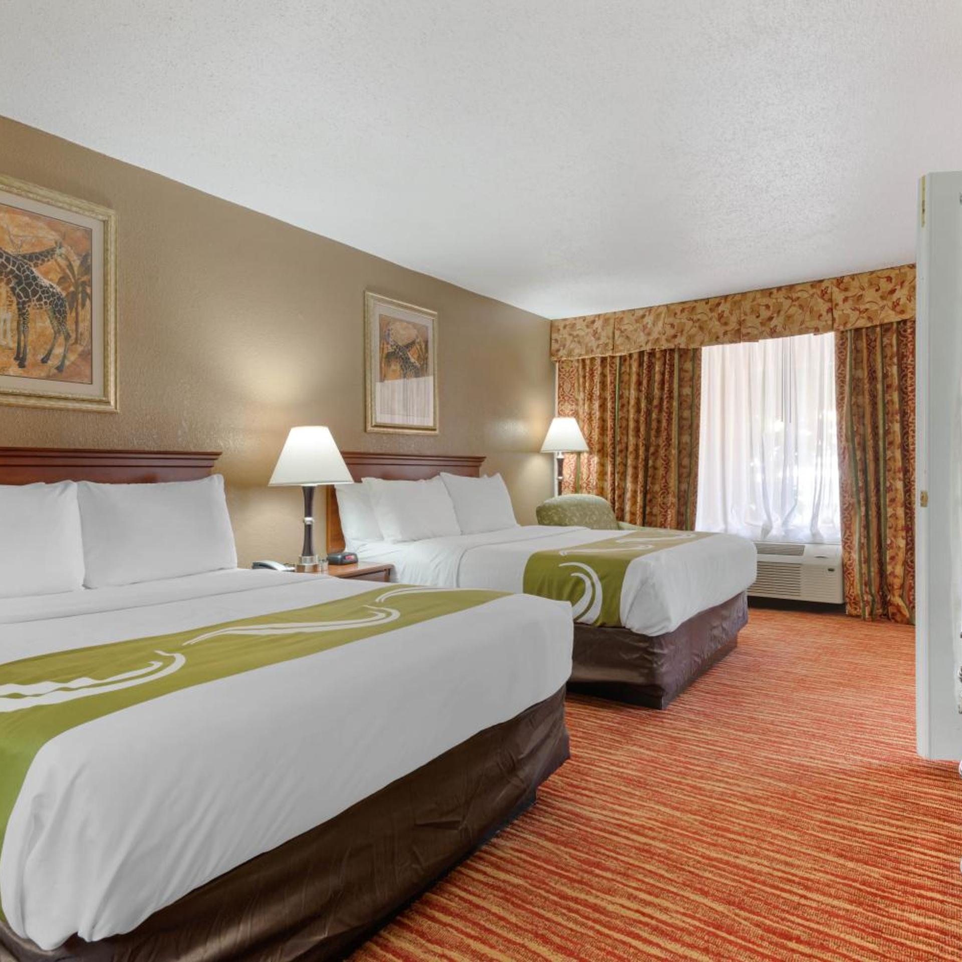 Suite, Queen Bed, Sofa