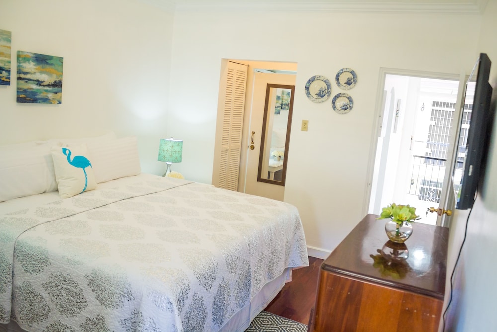 Kingston Luxury Condo Apartment 4/17