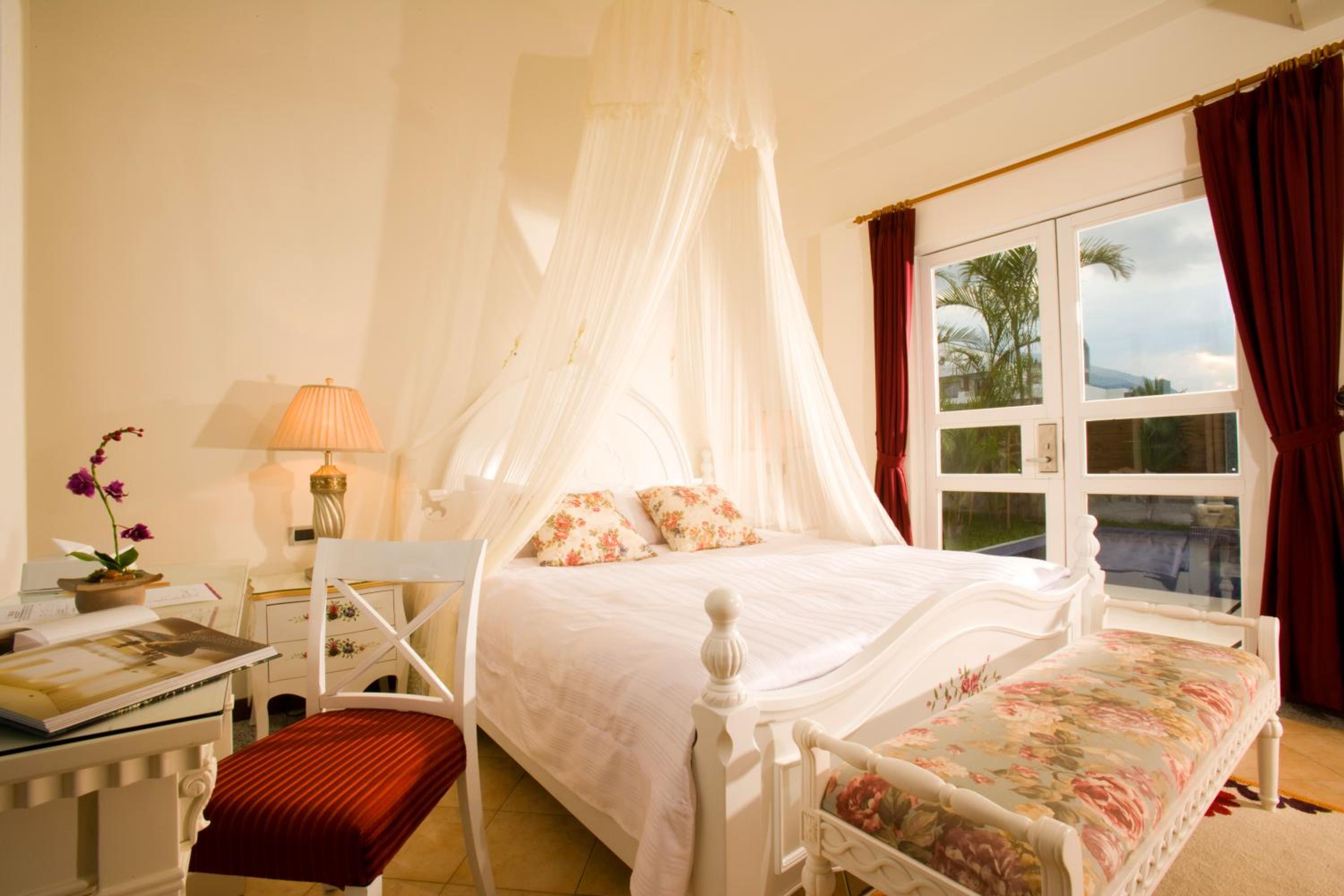 Earl, Villa