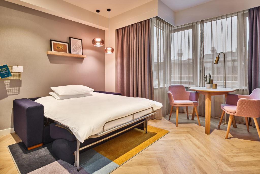 Suite, Queen Bed, Parliament View, Sofa