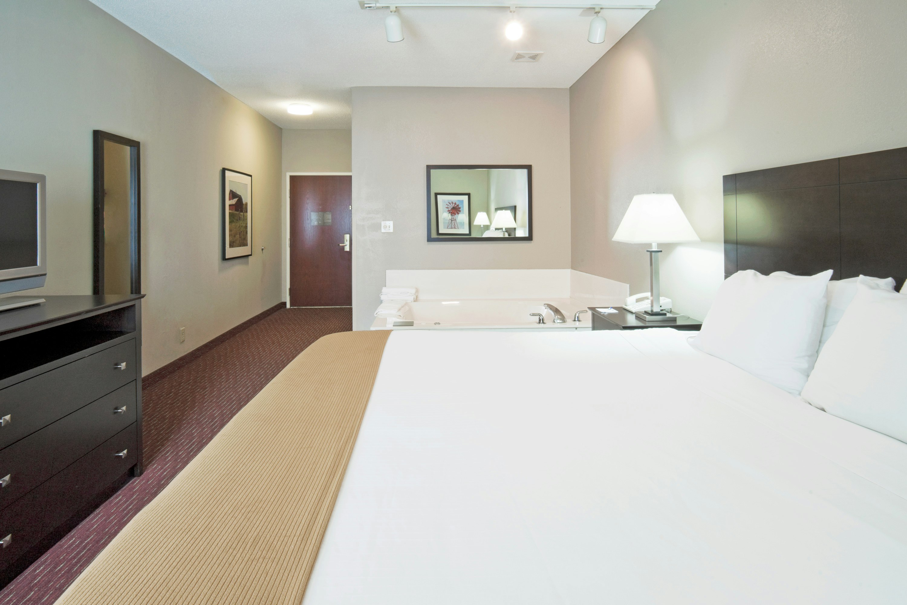 Holiday Inn Express Fort Wayne-East(New Haven) 7/39