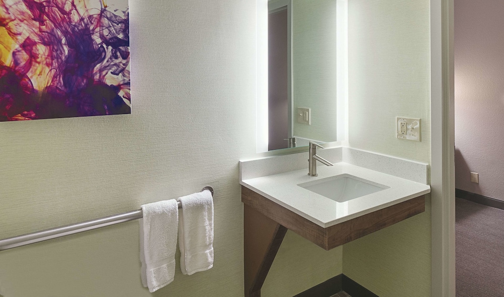 La Quinta Inn & Suites by Wyndham Orange County Airport 22/55