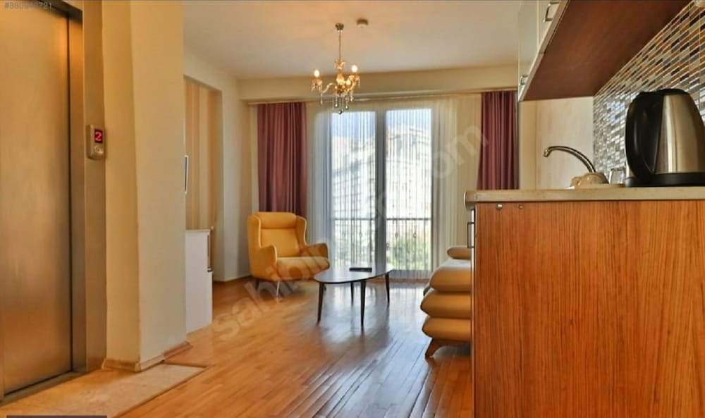Omar Sultan Suites 3/33