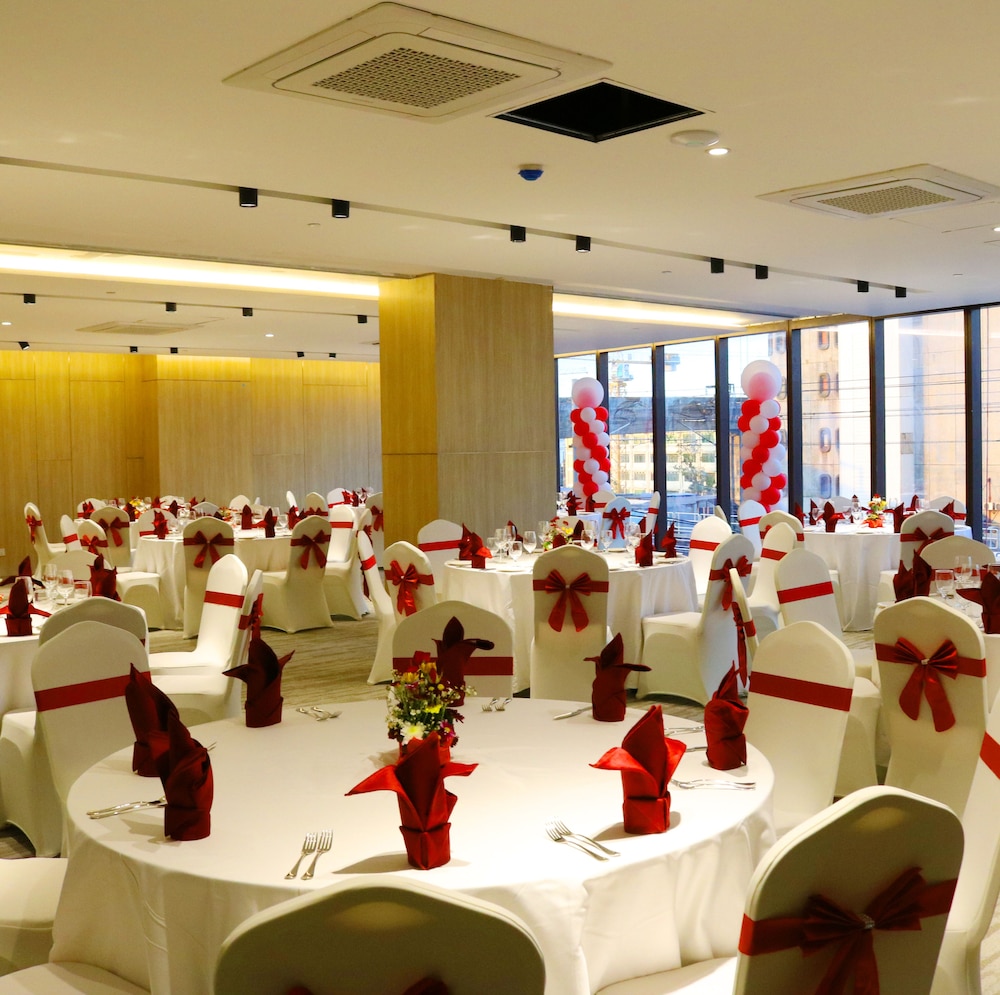 Red Hotel Cubao 58/64