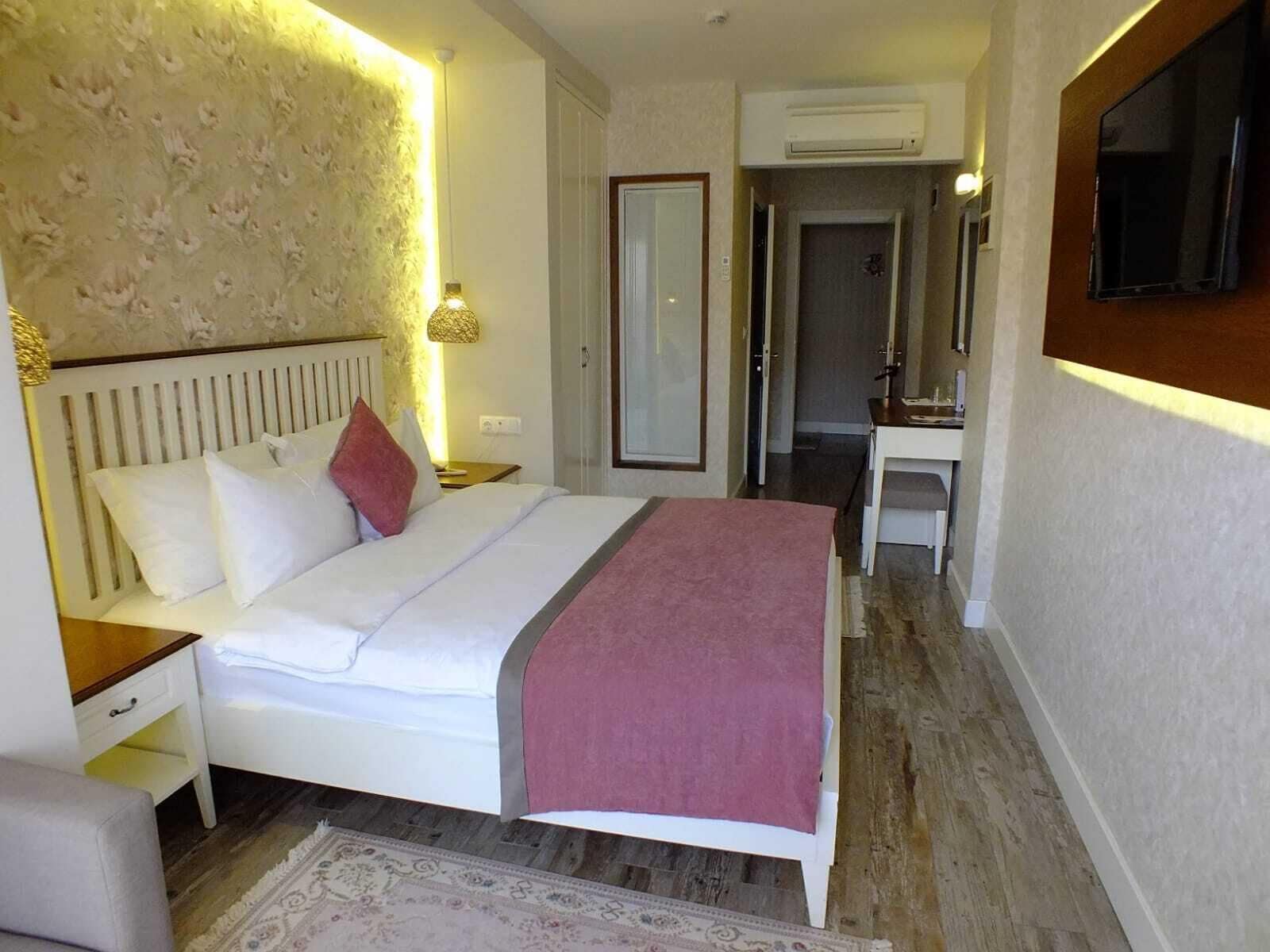 Luxury, Double Bed, Partial Sea View, No Balcony