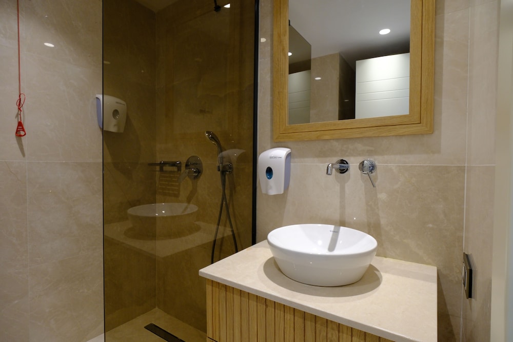 Lures Hotel 55/57
