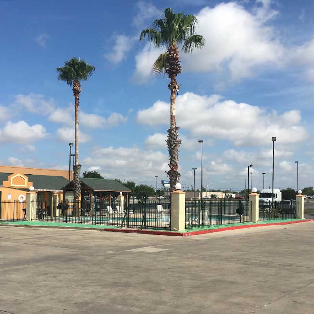 Executive Inn of Hondo 20/40