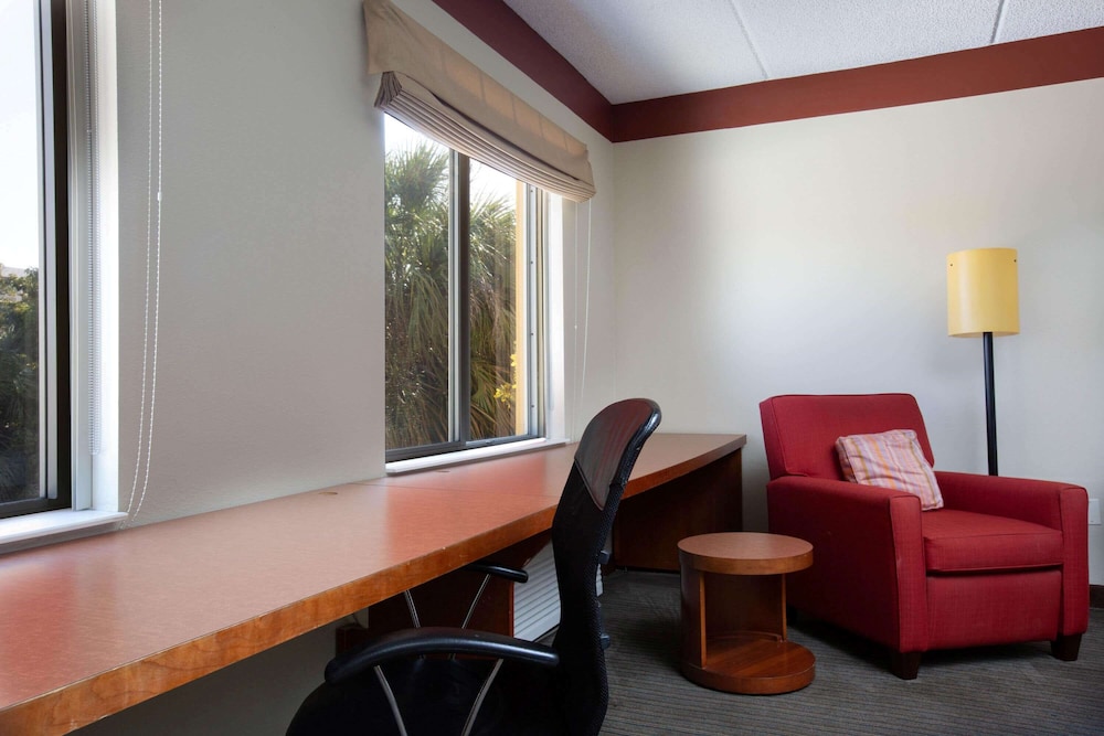 La Quinta Inn and Suites by Wyndham Miami Cutler Bay 39/45
