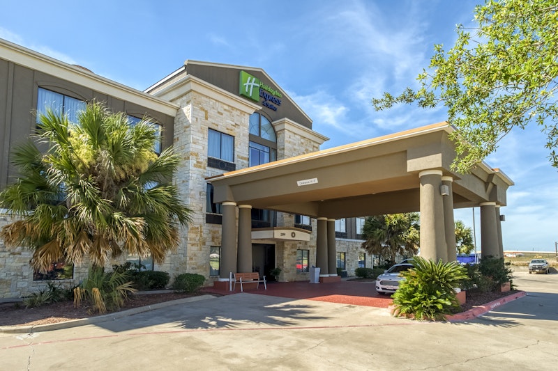 Holiday Inn Express Suites Beeville 10/76