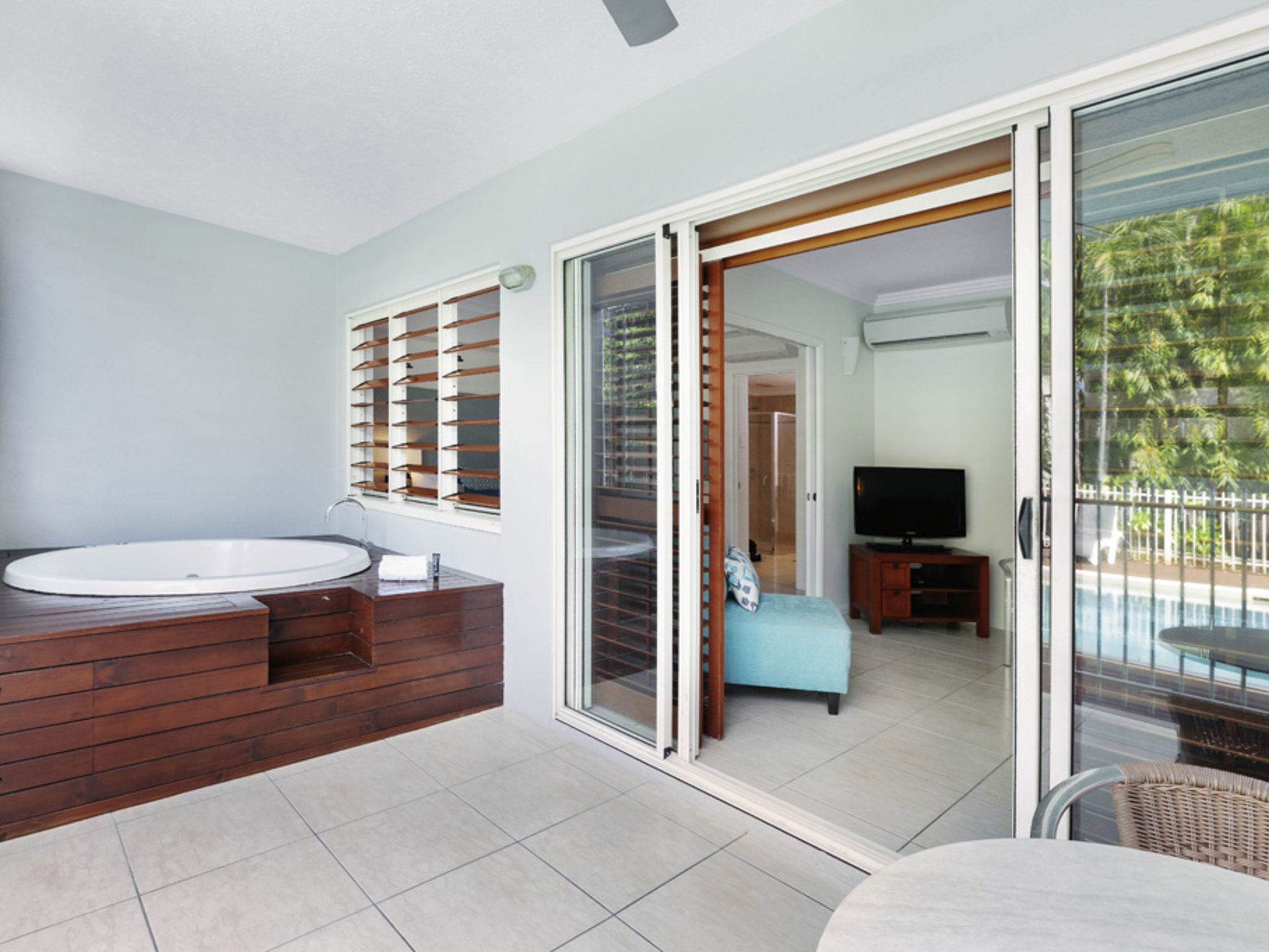 2 Bedrooms, Swim Out