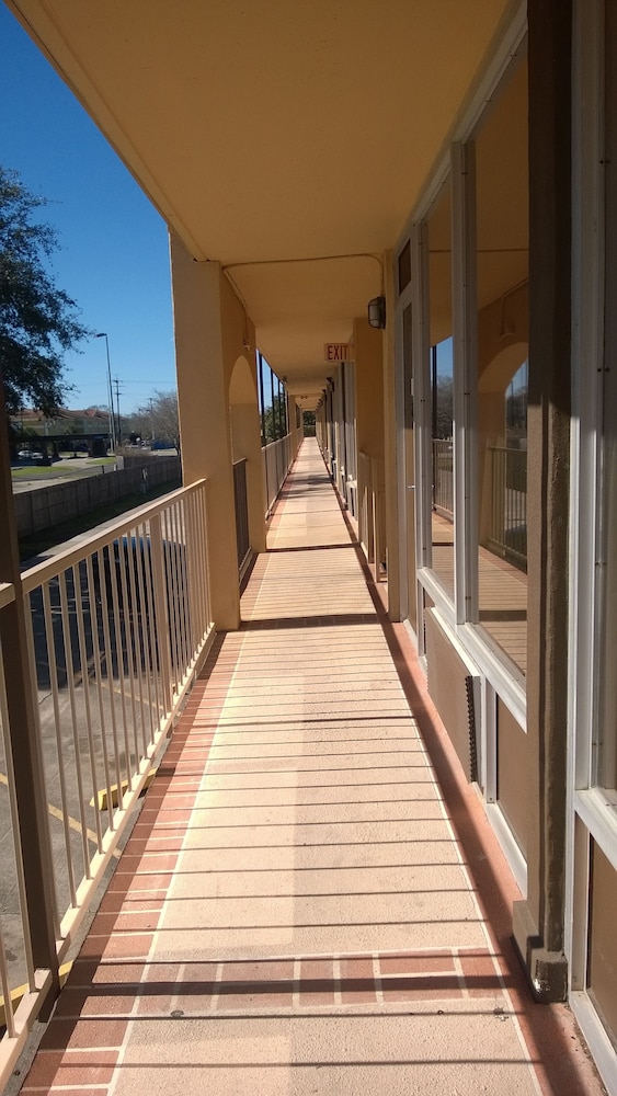 Discovery Inn Lafayette Airport I-10 in LAFAYETTE - LA