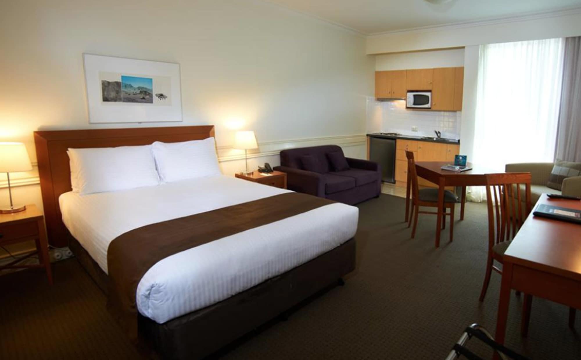 SUITE, QUEEN BED