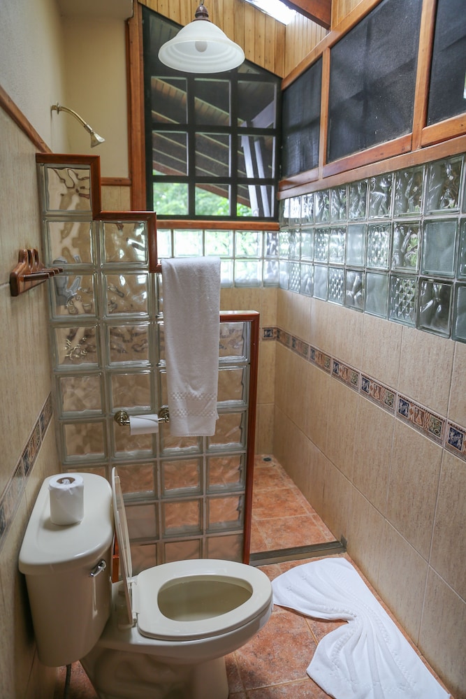 Aguila De Osa Inn 50/50