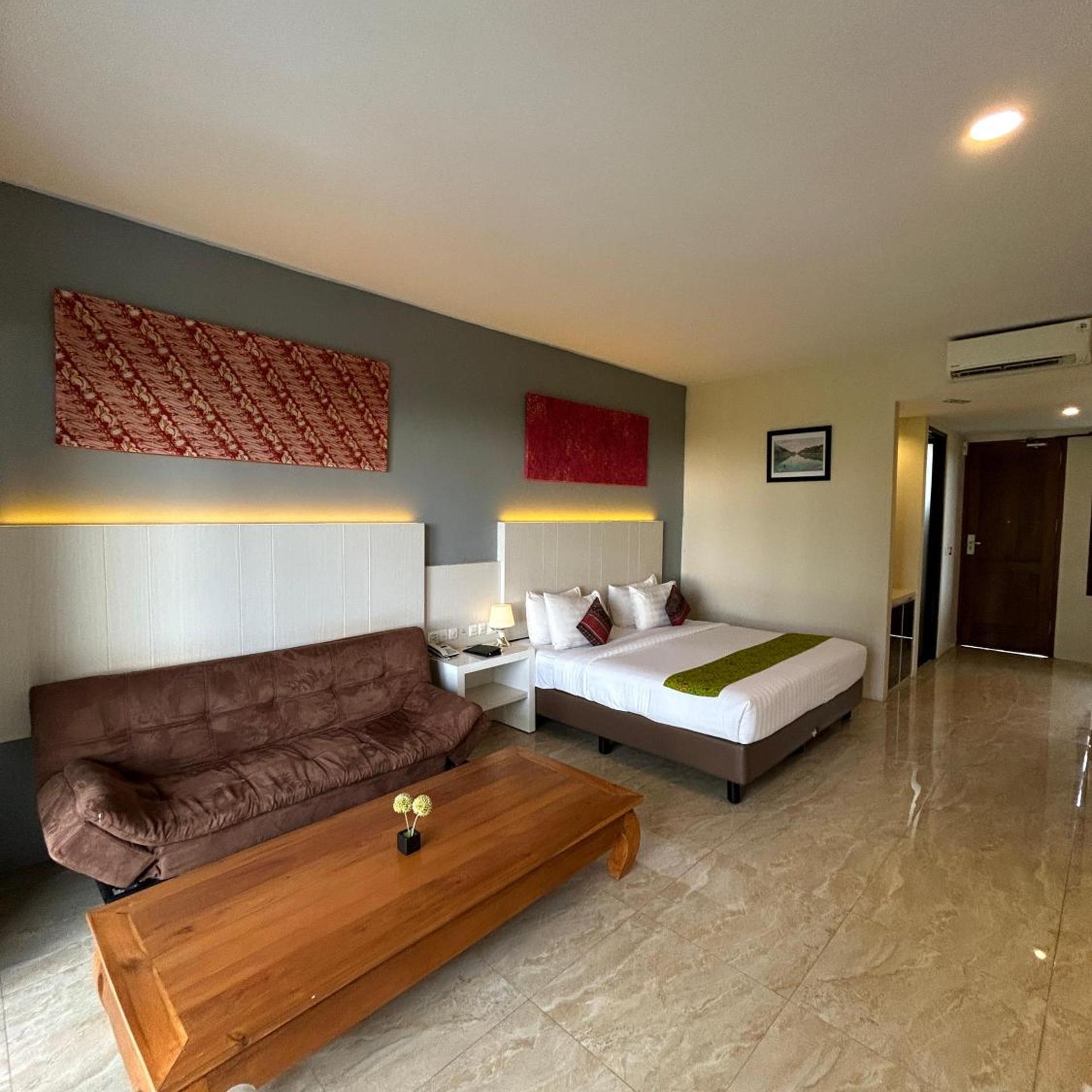 Suite, King Bed, Pool View